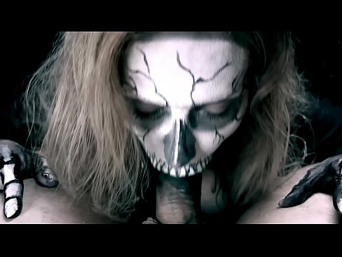 ❤️ Demon djevojka siše kurac svojim crnim ustima i guta spermu. ❤️❌ Prekrasni porno kod nas ❤